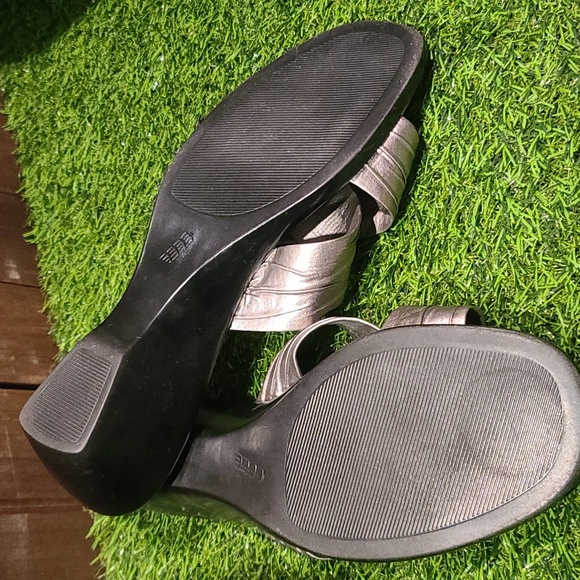 Italian Shoemaker sandals 2" heel platinum color soft leather EUC - Picture 5 of 7